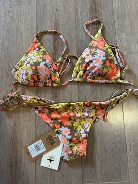 Billabong Bring On The Bliss Triangle Bikini Top and bottom size M / 10